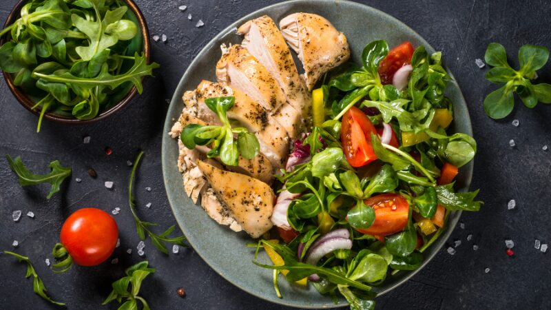 昼食の鶏胸肉のグリルとサラダの画像 